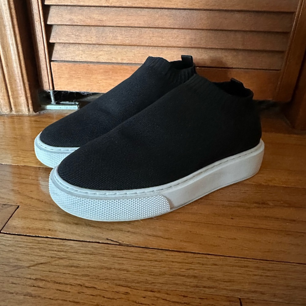 Like new J/Slides Daphnie kicks - Picture 3 of 7
